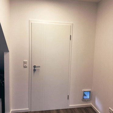 Neu eingebaute Innentür mit frisch gestrichenen Wandflächen