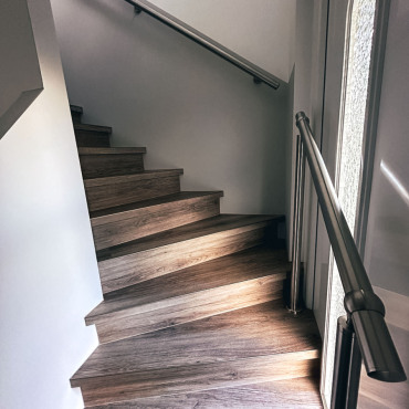 Holztreppe mit neuem Belag und frisch gestrichenen Wänden