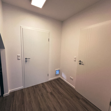 Modernisiertes Zimmer mit neuem Boden und frisch gestrichenen Wänden