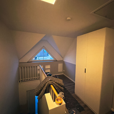 Dachgeschoss mit modernisiertem Boden und Dachfenster