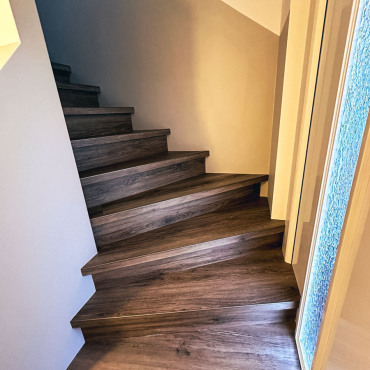Dachgeschoss mit modernisiertem Boden und Dachfenster