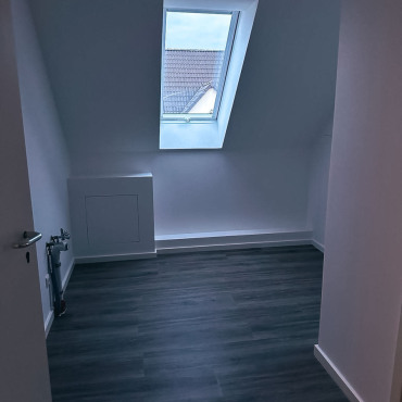 Dachgeschoss mit modernisiertem Boden und Dachfenster