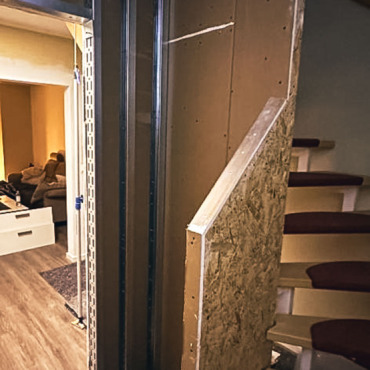 Treppenaufgang während der Wohnungssanierung mit modernisiertem Geländer