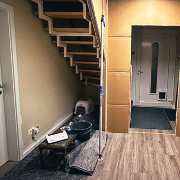 Eingangsbereich mit neuer Treppe und modernem Bodenbelag