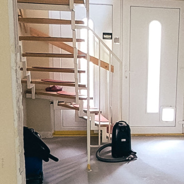 Modernisierter Eingangsbereich mit offener Treppenanlage
