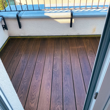Balkonterrasse nach abgeschlossener Sanierung und Holzpflege