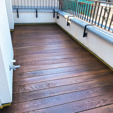 Dachterrasse mit frisch behandeltem Holzbelag