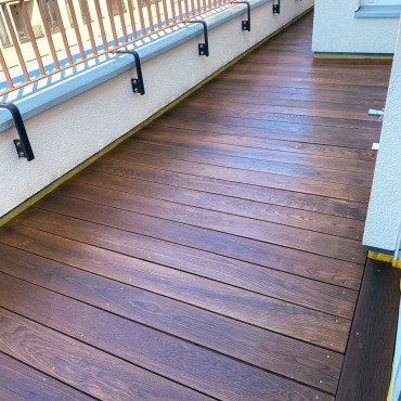 Großzügige Holzterrasse nach der Oberflächenbehandlung