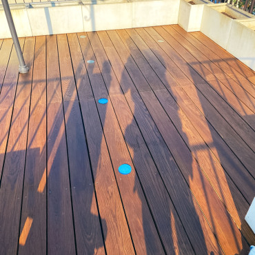Fertig sanierte Dachterrasse mit gepflegter Holzoberfläche