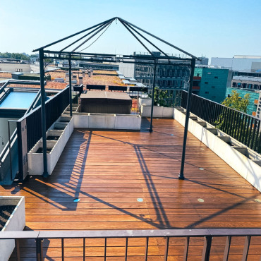 Fertig sanierte Dachterrasse mit gepflegter Holzoberfläche