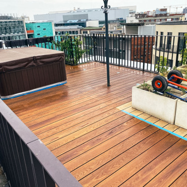 Fertig sanierte Holzterrasse mit gleichmäßiger Holzoberfläche