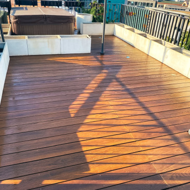 Fertig sanierte Dachterrasse mit gepflegter Holzoberfläche