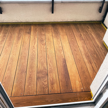 Fertig sanierte Holzterrasse mit gleichmäßigem Farbton