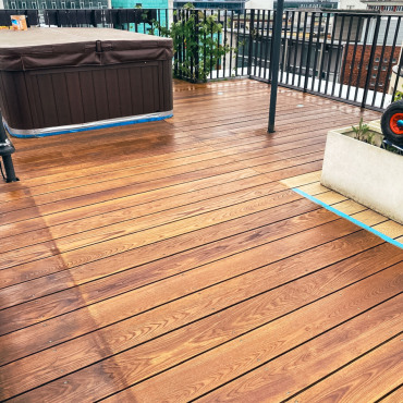 Sanierte Holzterrasse mit frisch behandelter Oberfläche