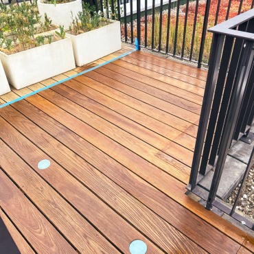 Holzterrasse nach der Behandlung mit hochwertigem Terrassenöl
