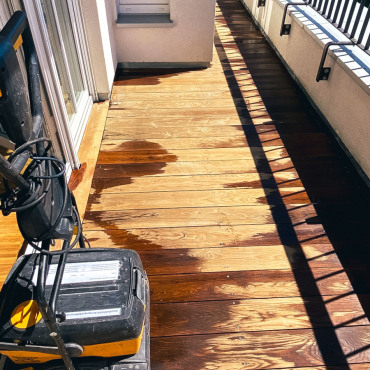 Holzterrasse während der Behandlung mit Terrassenöl