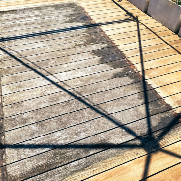 Verwitterte Holzdielen einer Terrasse vor der Sanierung