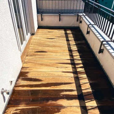 Balkonterrasse mit gereinigten Holzdielen während der Sanierung