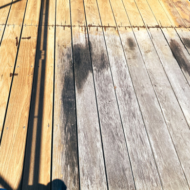 Verwitterte Holzterrasse mit sichtbaren Gebrauchsspuren