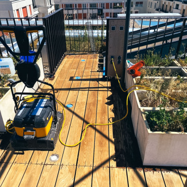 Reinigungsgerät auf einer Holzterrasse während der Sanierung