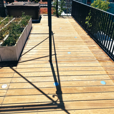Gereinigte Holzterrasse nach der Oberflächenvorbereitung
