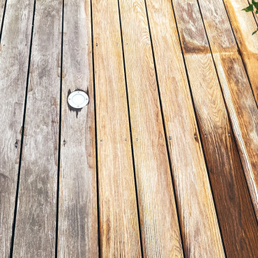 Detailaufnahme der Holzterrasse mit verwitterter Oberfläche