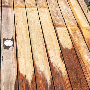 Detail einer verwitterten Holzterrasse vor der Aufbereitung