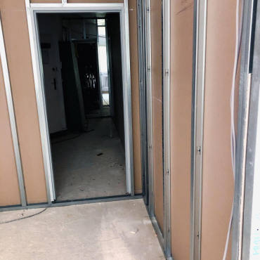 Türöffnung mit Metallprofilen für eine neue Trockenbauwand