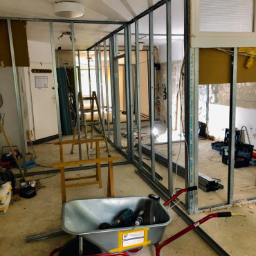 Metallständerwerk für eine Trockenbauwand während der Montage