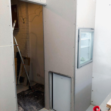 Beplankte Trockenbauwand mit Gipskartonplatten im Innenbereich