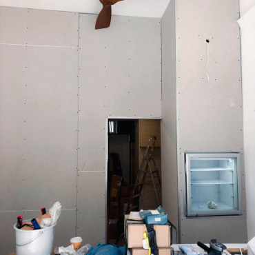 Fertig montierte Trockenbauwand mit Türöffnung und Gipskartonplatten