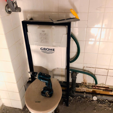 Vorwandinstallation für Sanitärtechnik während des Trockenbaus