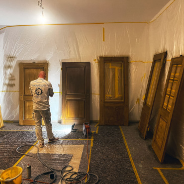 Restaurierungsarbeiten an historischen Holztüren im Innenbereich
