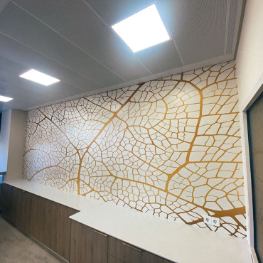 Dekorative Akzentwand mit goldfarbenem Designmuster im Innenbereich