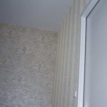 Neu tapezierte Wand mit Strukturtapete und sauberem Wandabschluss