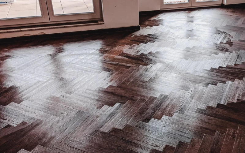 Eine hohe Belastbarkeit und eine lange Lebensdauer. Gerade im industriellen Bereich werden Fußböden stark beansprucht.