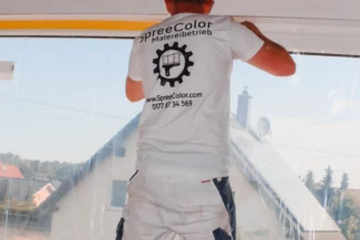 Innenarbeiten umfassen vielfältige Tätigkeiten wie Innenrenovierung, bei der Räume modernisiert und instandgesetzt werden. Dazu gehören Maler- und Lackierarbeiten, die Wände und Oberflächen auffrischen sowie Tapetenarbeiten, um neue Designs und Texturen zu schaffen. 