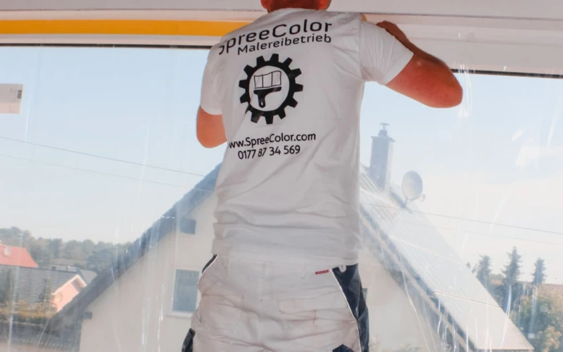 Innenarbeiten umfassen vielfältige Tätigkeiten wie Innenrenovierung, bei der Räume modernisiert und instandgesetzt werden. Dazu gehören Maler- und Lackierarbeiten, die Wände und Oberflächen auffrischen sowie Tapetenarbeiten, um neue Designs und Texturen zu schaffen. 