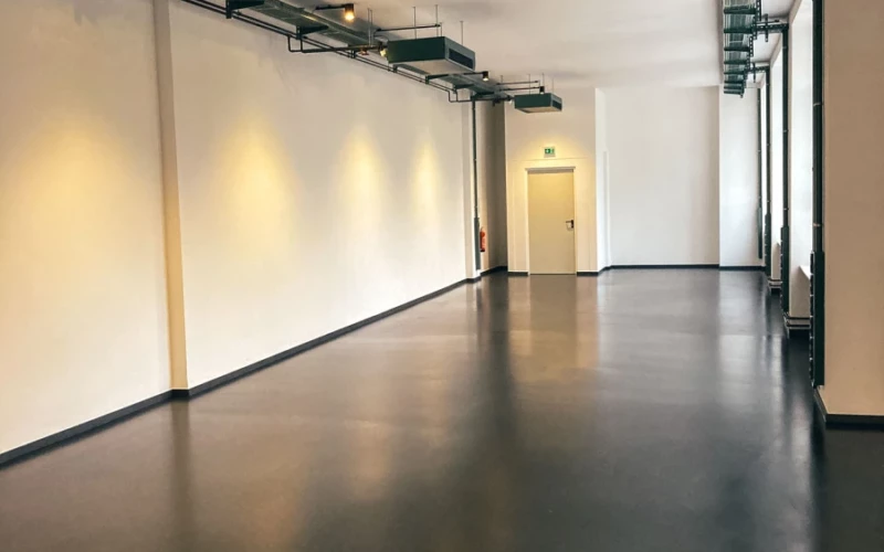 Wenn Sie einen Ansprechpartner für einen Maler in Berlin suchen, bei welchem Sie viele sich ergänzende Dienstleistungen aus einer Hand erhalten, der Ihnen stets höchste Qualität zu fairen Preisen realisiert und Ihre Gestaltungswünsche 1:1 umsetzt, dann sind Sie mit der SpreeColor Malereibetrieb GmbH dem Maler in Berlin fündig geworden.